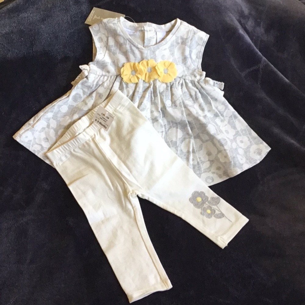 **SOLD** NWT Adorable 2 pc set! 6-9month